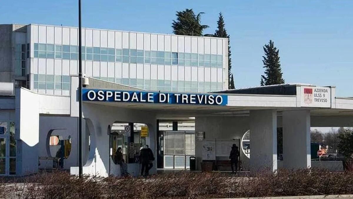 Deruba un'anziana e picchia l'infermiera che cercava di fermarlo: arrestato - 