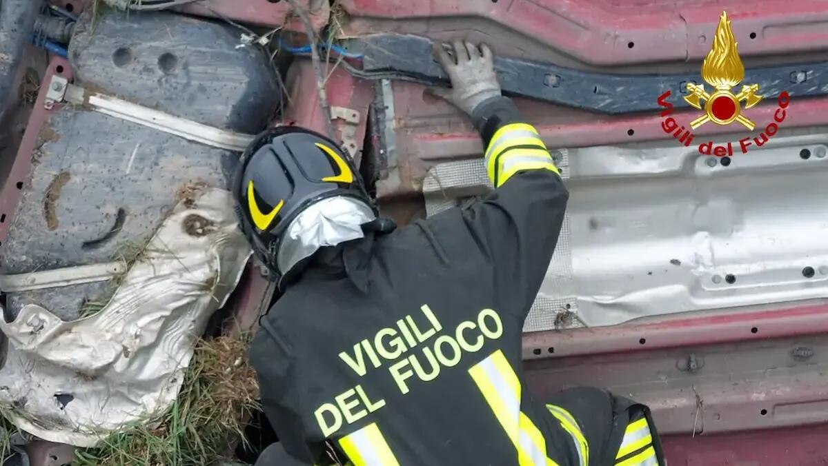 Frontale a Ronchis, una delle due auto si ribalta nel fossato: gravi i due conducenti -