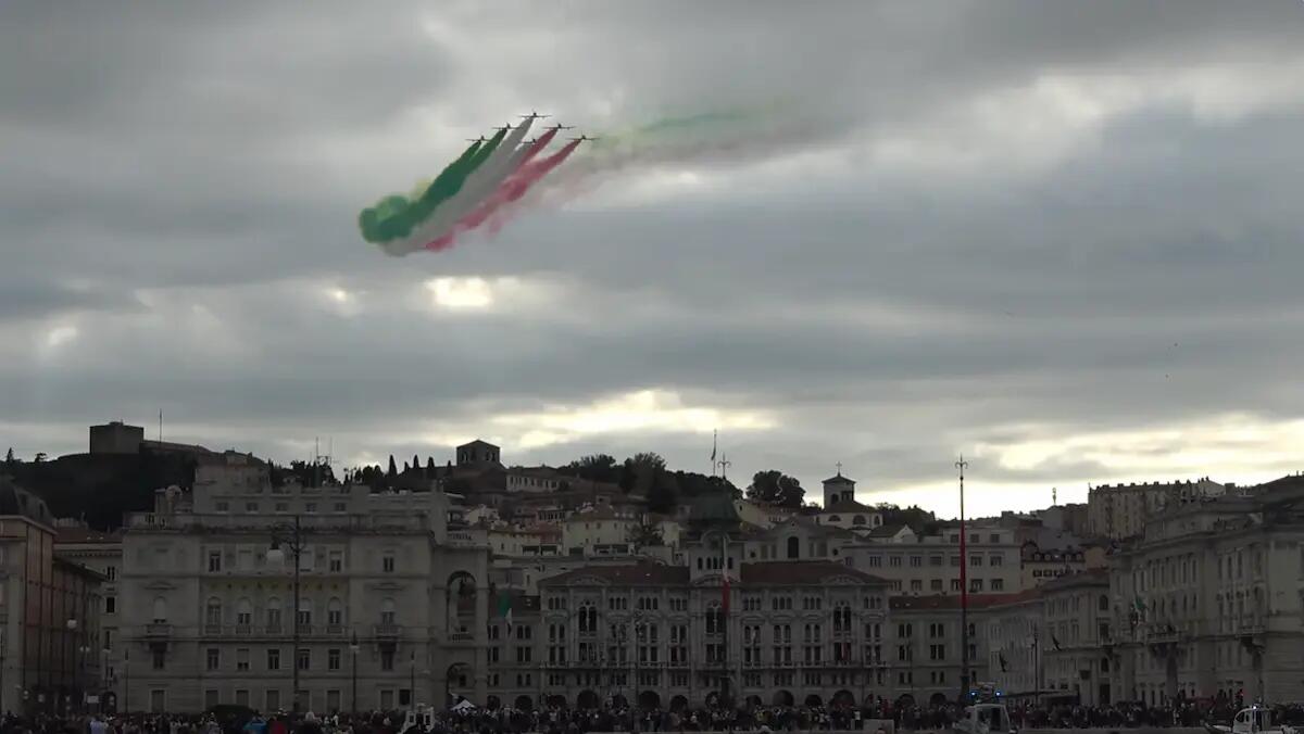 Il "Tricolore" delle Frecce sopra Trieste per i 70 anni del ritorno all'Italia | VIDEO - 
