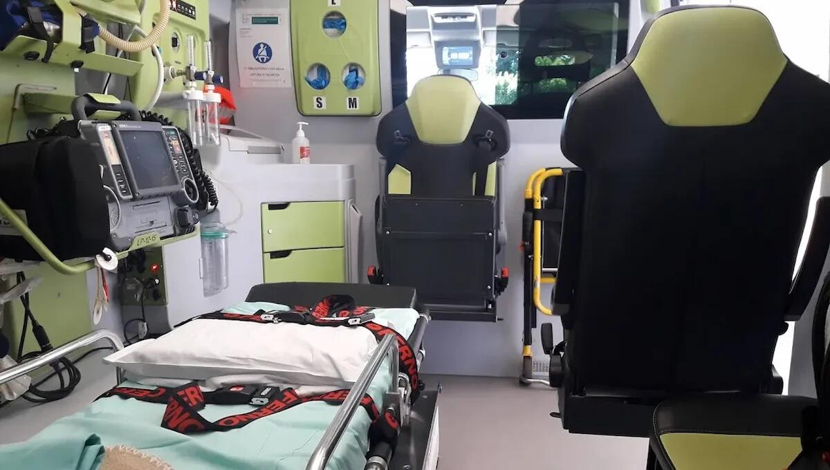 Investito mentre attraversava la strada: pedone trasportato d'urgenza all'ospedale - 