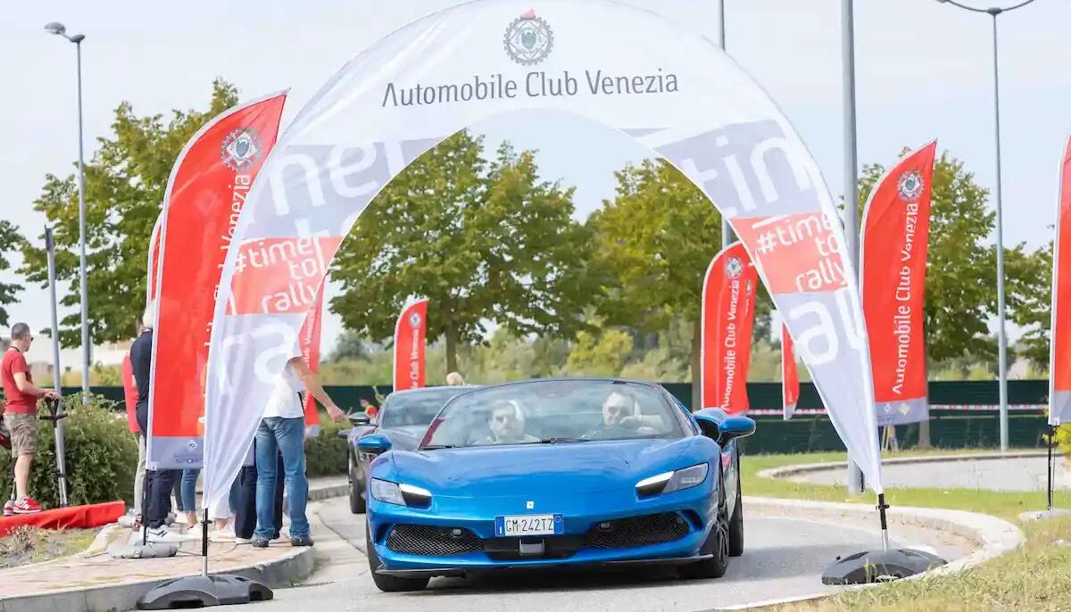 Giri in Ferrari a Jesolo per la solidarietà: "La salute scende in pista" - 