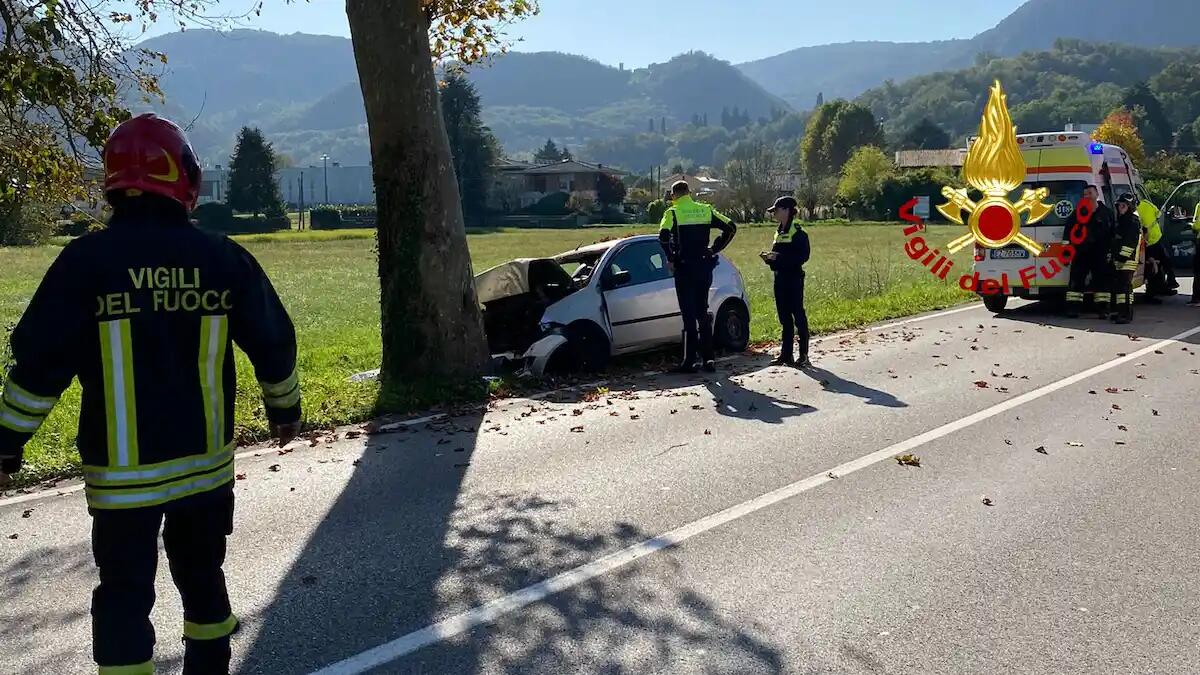 Va a finire con l'auto contro un platano: muore sul colpo un 60enne -