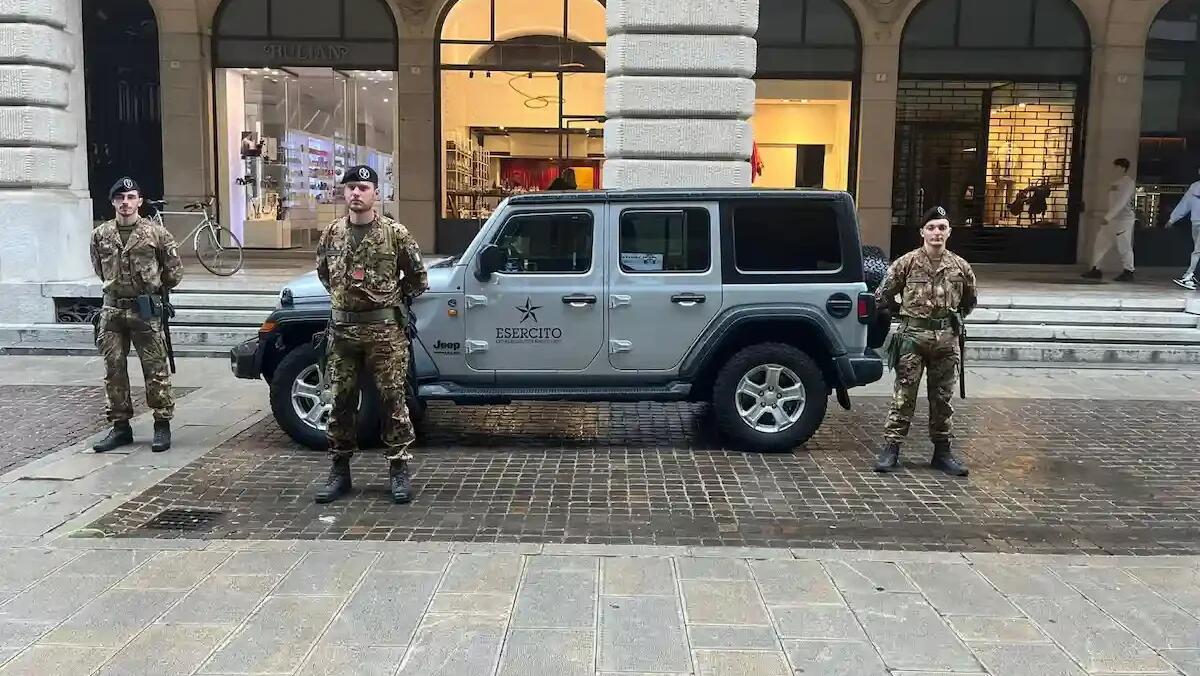 A cavalcioni sul terrazzo minaccia il suicidio, militari e agenti la salvano in extremis - 