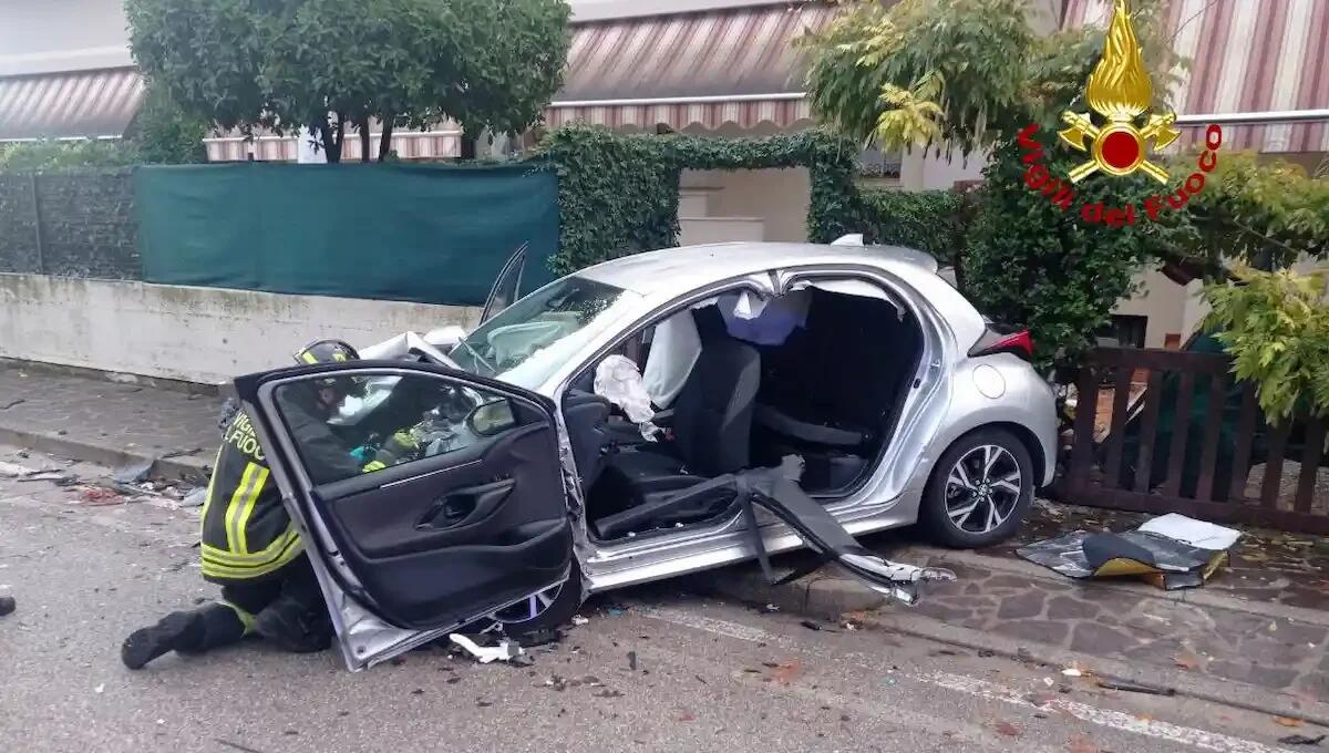 Tremendo scontro tra auto a Conegliano: due persone finiscono all'ospedale - 