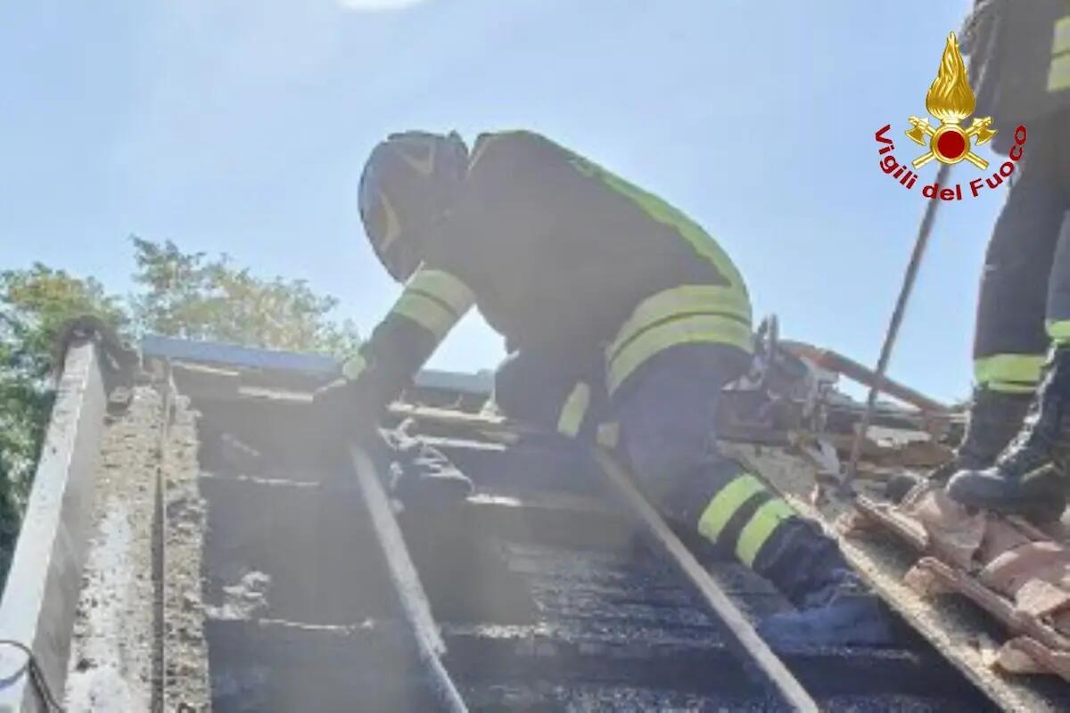 Montereale Valcellina. Scoppia l'incendio sul tetto: i pompieri salvano l'abitazione - 