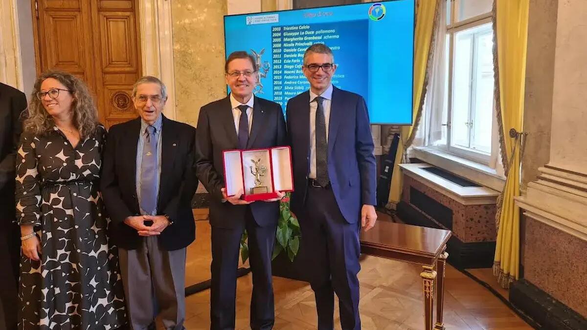 Enrico Samer riceve il premio "el Mulo de oro" per il suo impegno nello sport a Trieste - 