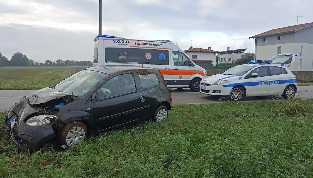 Campoformido. Perde il controllo dell'auto e finisce contro un palo: ferita una 44enne - 