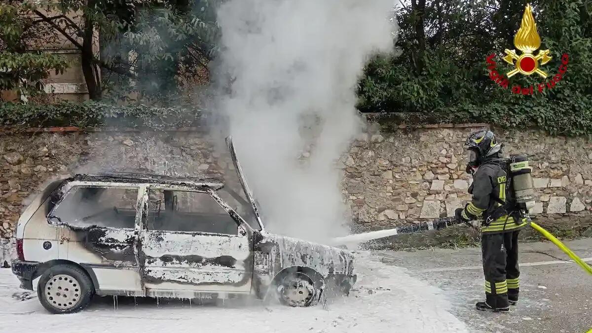 Thiene: auto in corsa prende fuoco -