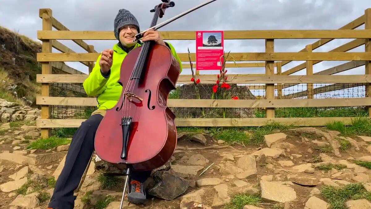 Il violoncellista Riccardo Pes in Scozia nel luogo del sicomoro abbattuto - 
