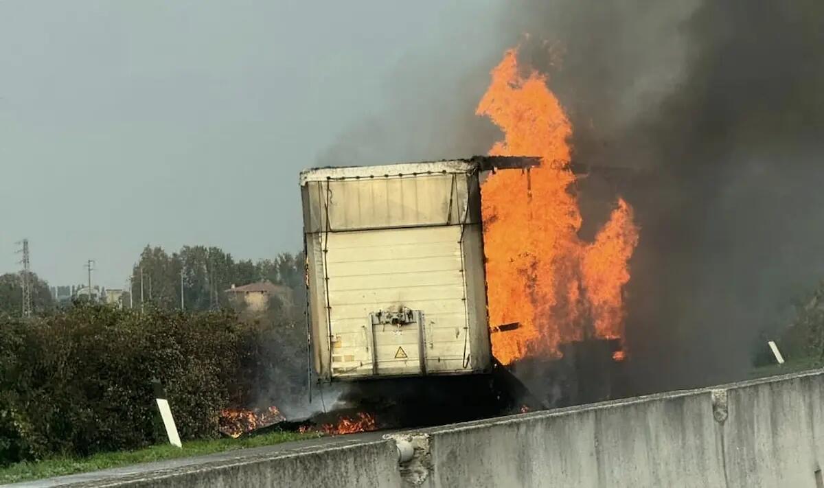 Mezzo pesante in fiamme sull'A4: traffico bloccato tra Cessalto e San Donà. Svincoli chiusi - 