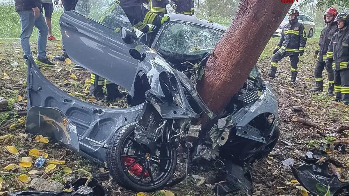 Piomba con la Porsche 718 Boxster contro un albero: gravissimo un giovane - 