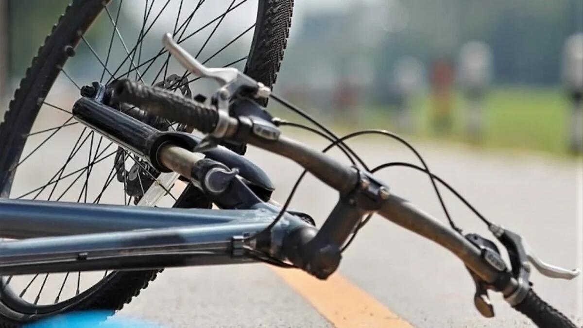 Scontro auto-ciclista: 54enne ferito, bicicletta catapultata nel fiume - 