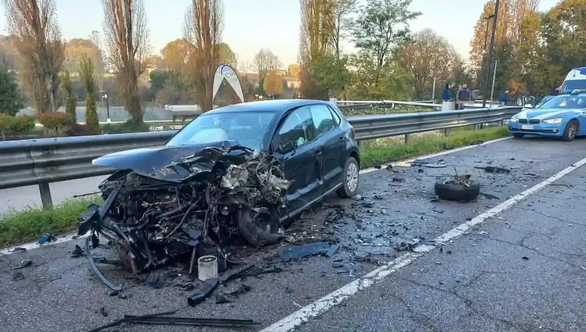 Invade la corsia opposta, si scontrano tre auto: feriti i conducenti, grave un 26enne - 