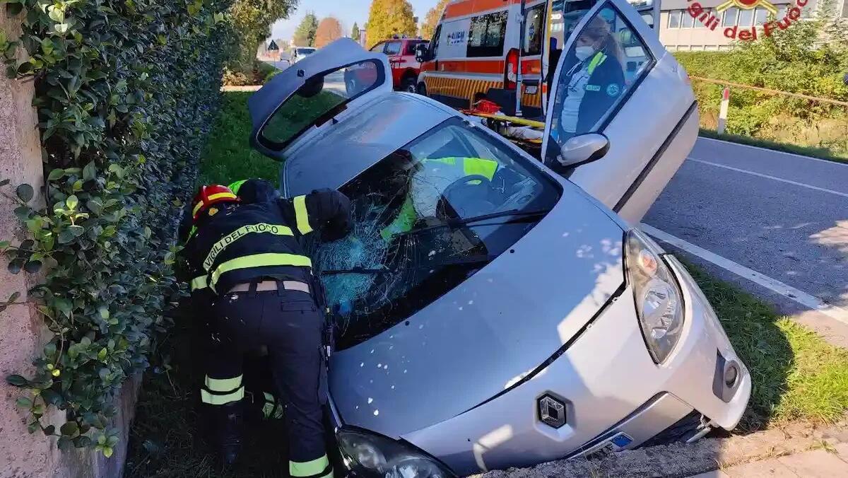 Auto finisce fuori strada, anziana ferita imprigionata nell'abitacolo  - 