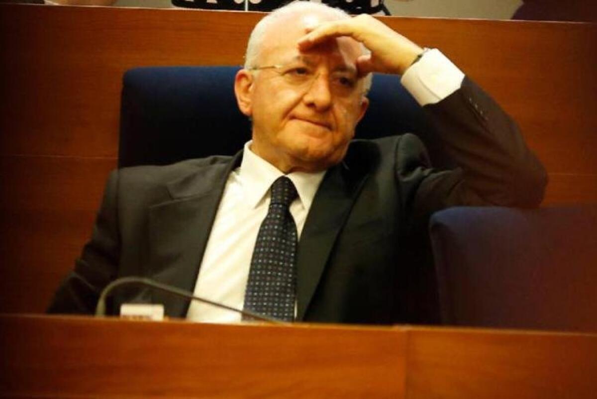 De Luca, presidente della Campania, respinge la mozione di sfiducia e fa il saluto romano - 