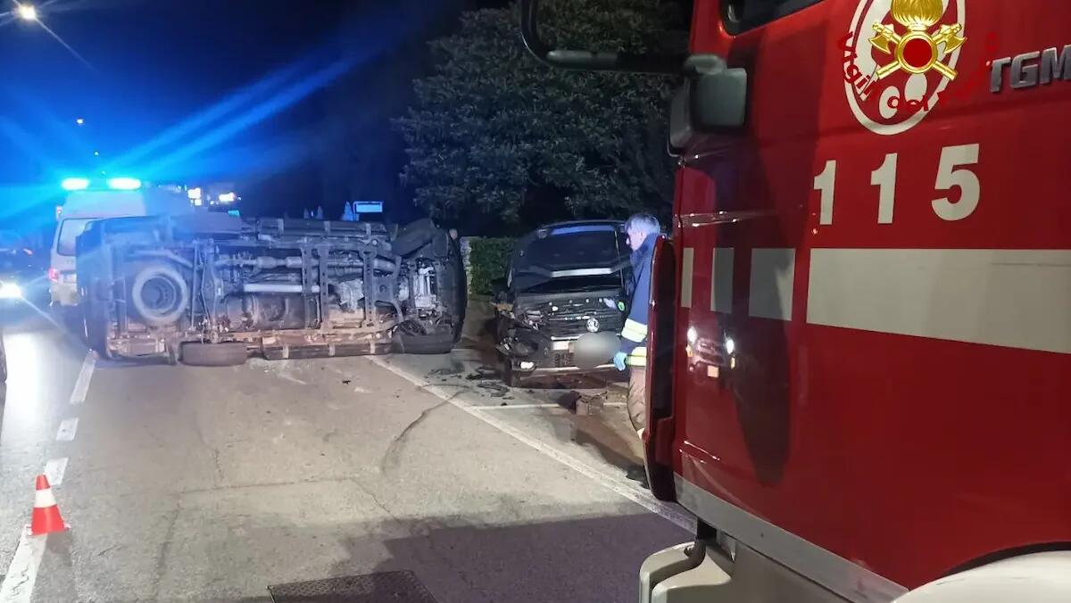 Perde il controllo, centra due auto in sosta e si ribalta: ferito il conducente - 