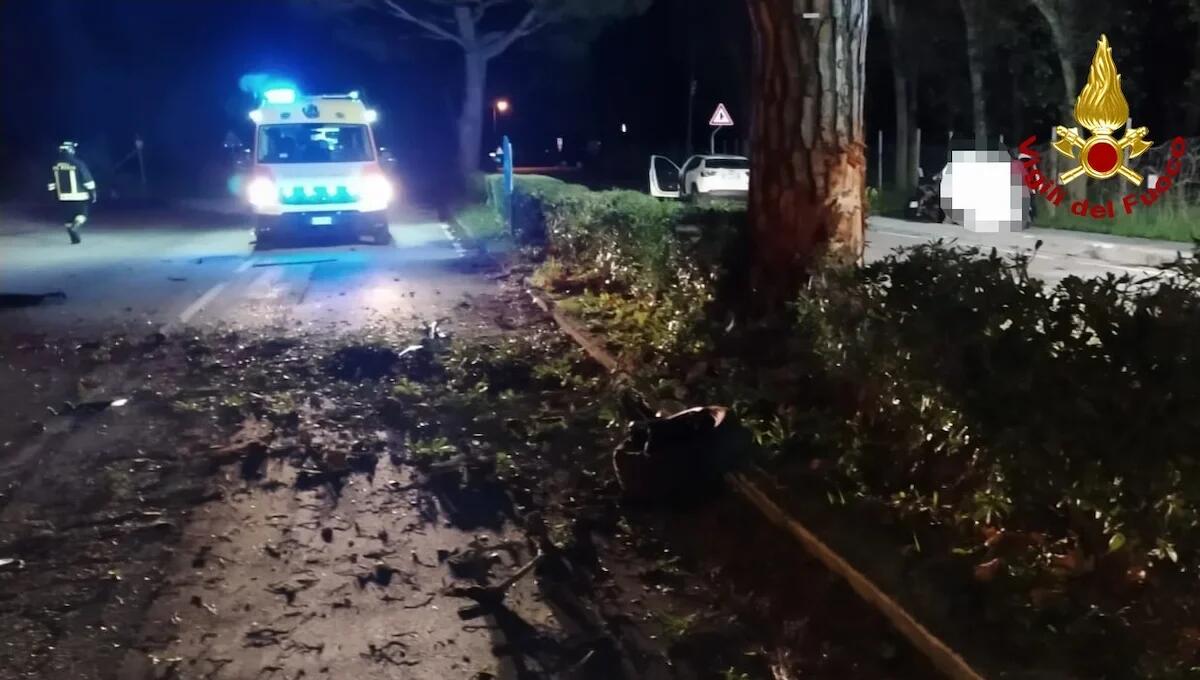 Tragedia a Jesolo, piomba con la Smart contro un pino: morta giovane donna - 