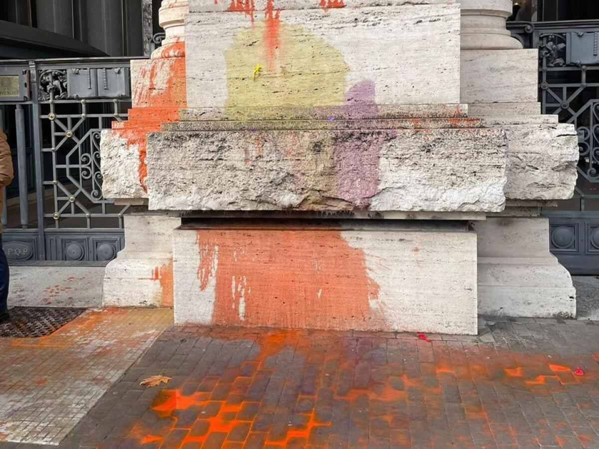 Facciata ministero Istruzione imbrattata, manifestanti con striscione 'Bruciamo tutto' - 