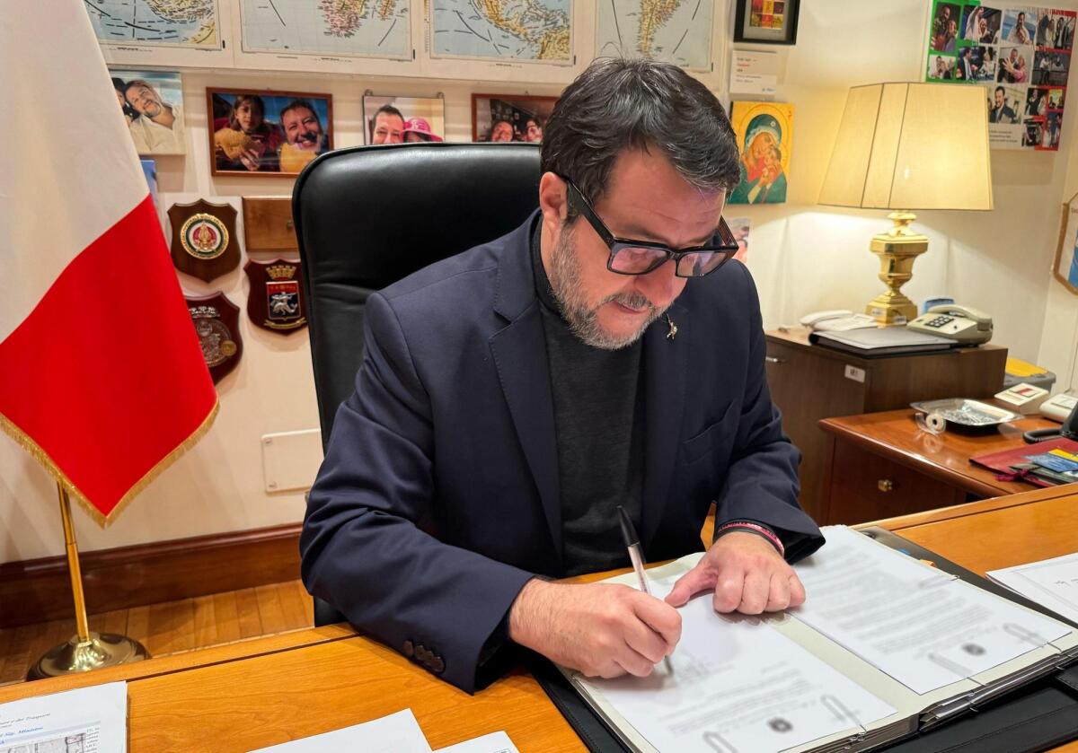 Sciopero del 29 novembre: Salvini firma precettazione, i sindacati minacciano di impugnare - 