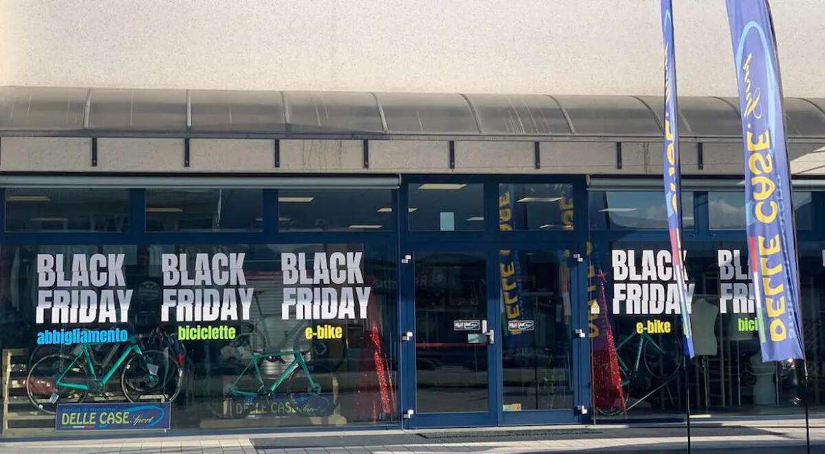 Furto con spaccata a Gemona: rubate biciclette e attrezzature al negozio "Delle Case Sport" - 