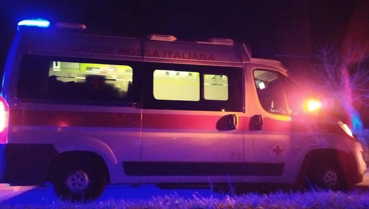 BMW sbanda ad alta velocità e si schianta contro un platano: perde la vita un 24enne - 