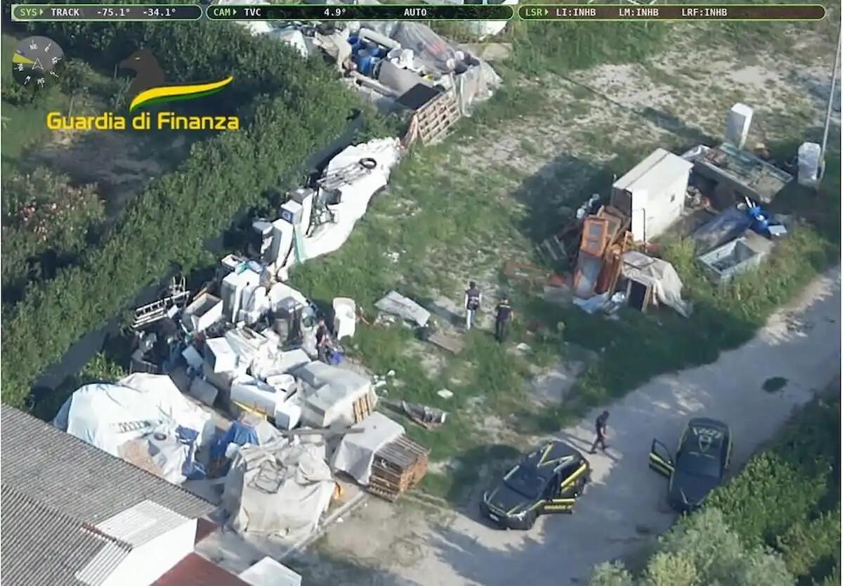 Terreno di 2 mila mq trasformato in discarica abusiva, trovati amianto e rifiuti pericolosi - 