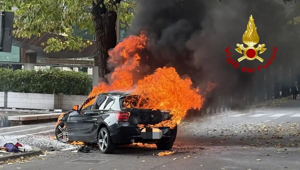 La sua BMW prende fuoco all'improvviso: auto distrutta, salvo l'autista - 