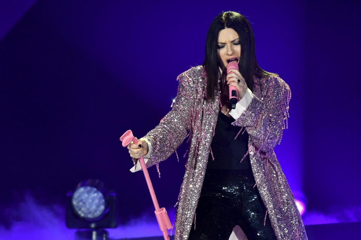 Laura Pausini in concerto a Milano con ospite a sorpresa Levante - 