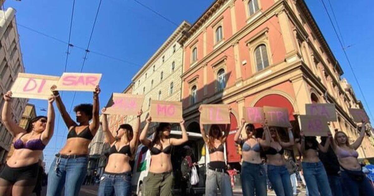 Al 'No Meloni Day' di Bologna, 'flash mob' in reggiseno per protestare - 