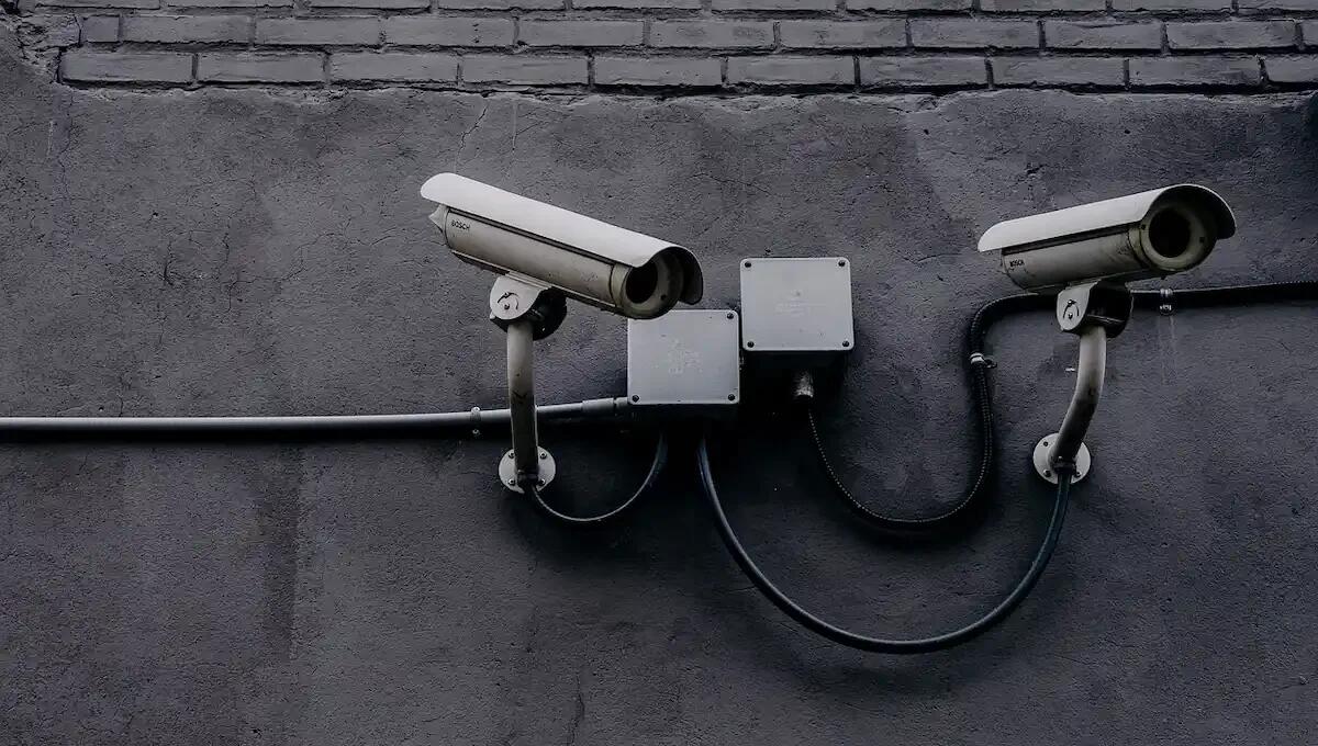 Travolge con l'auto una ciclista e scappa: 59enne "tradito" dalle telecamere e denunciato - 