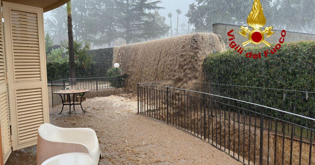 Strade sommerse nel Catanese, auto trascinate via dall'acqua - 