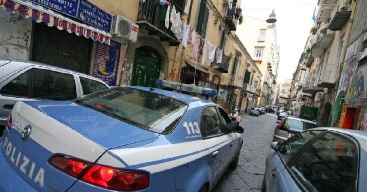 Viene molestata e si lancia da un'auto in corsa: arresto a Napoli - 