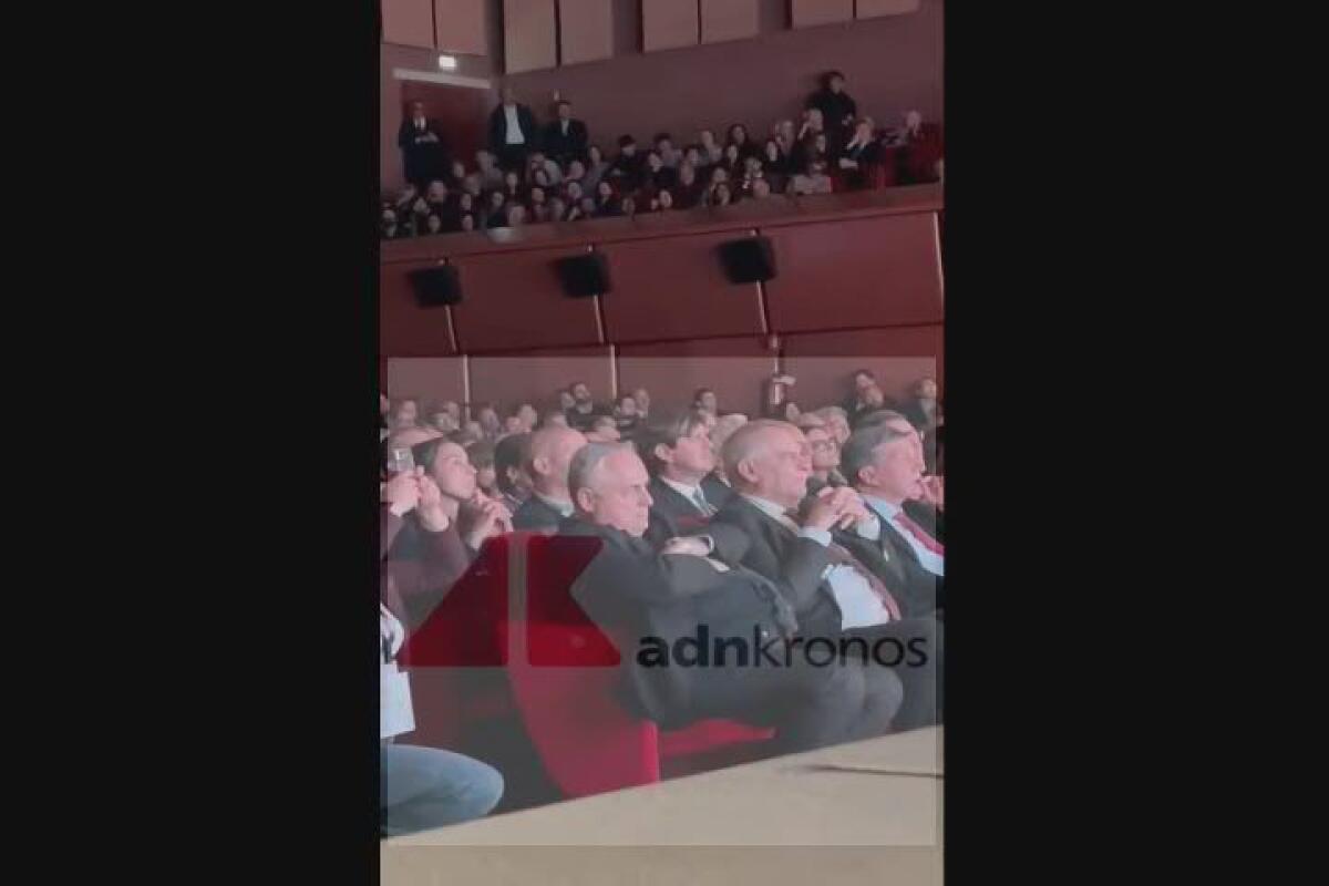 Il sindaco Gualtieri di Roma parla mentre Lotito si addormenta - Video - 