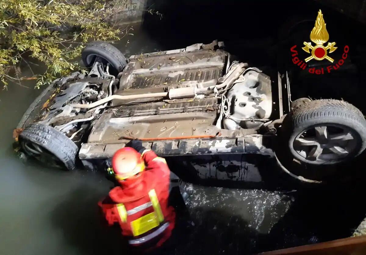 Finisce nel canale con l'auto: conducente esce, il cane resta intrappolato all'interno - 