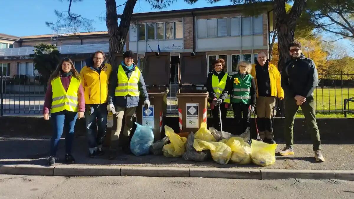 "Puliamo i quartieri": volontari al lavoro a Pordenone, raccolta rifiuti in via del Carabiniere - 