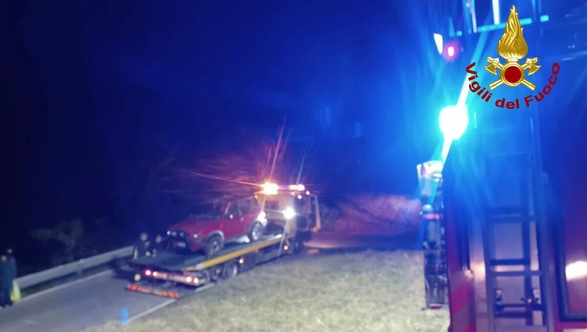 Auto perde il controllo e si capovolge: conducente estratto dalle lamiere del veicolo - 