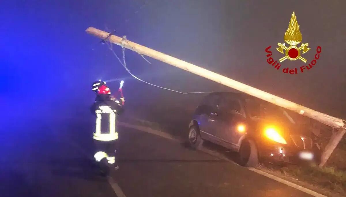 Sbanda e centra un palo telefonico con l'auto, strada bloccata per cavi penzolanti - 
