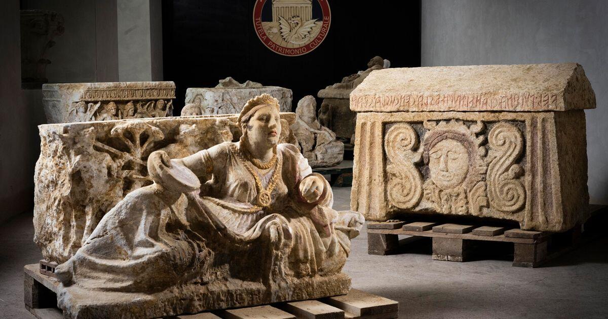 Scavo clandestino a Città della Pieve: recuperati urne e sarcofagi di epoca etrusca - 