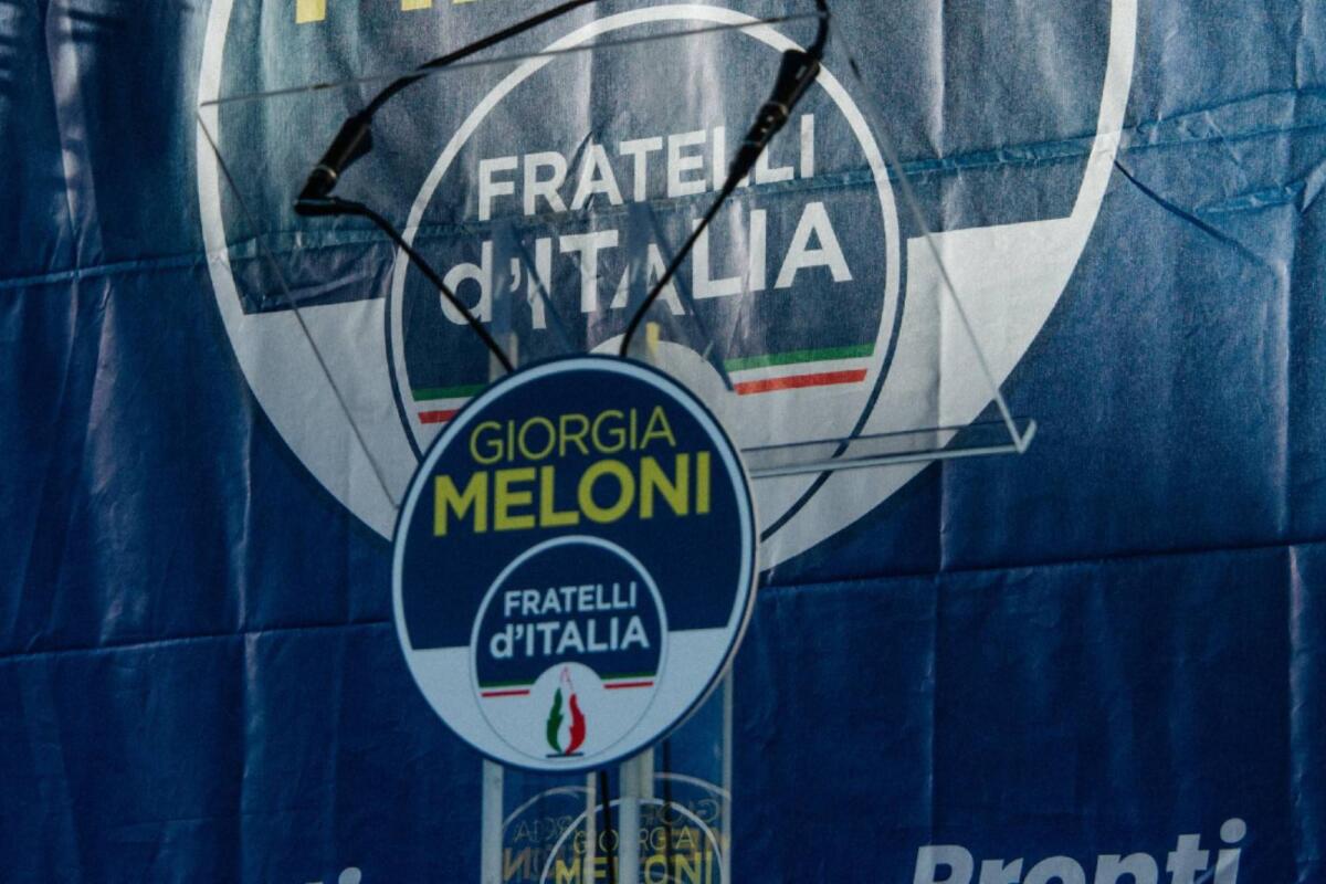 Fratelli d'Italia: dibattito acceso sulla fiamma tricolore, va rimossa o mantenuta? - 