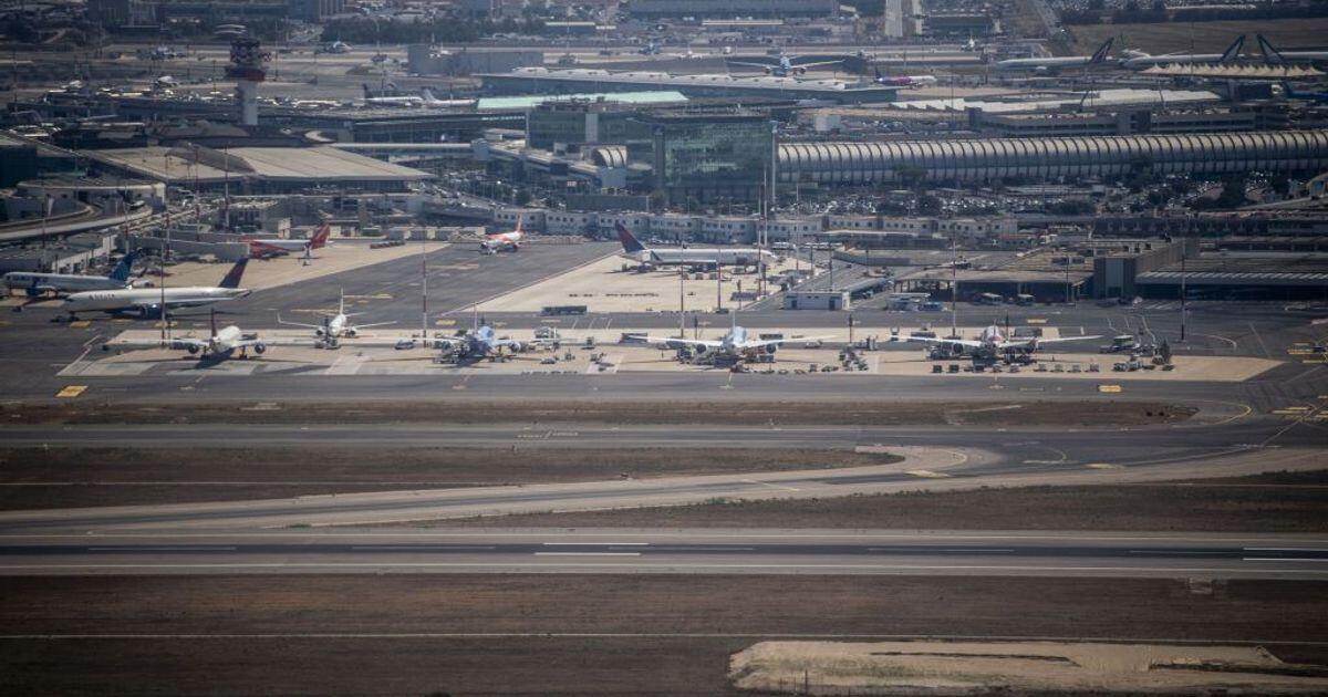 Il video dell'aereo che atterra a Fiumicino dopo un'incidente al motore - 