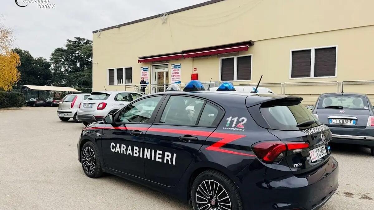 Beccato a rubare in un supermercato, minaccia la guardia giurata con un punteruolo: arrestato 28enne - 