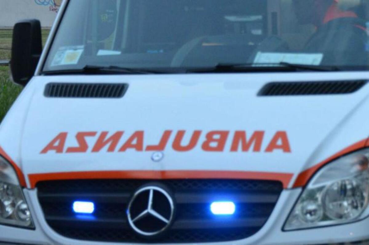 Uomo investito da tre auto mentre attraversa la strada, morto nel Sud Sardegna - 
