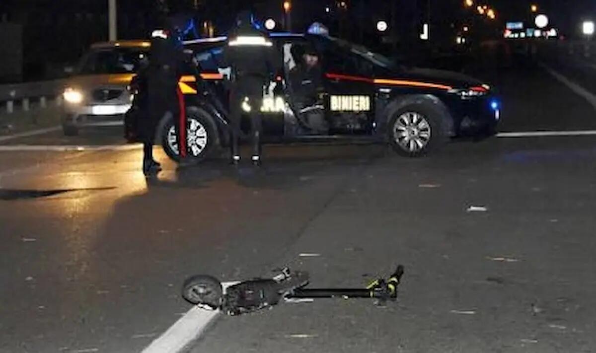 Investito da un'automobile mentre viaggia di notte sul suo monopattino: morto 34enne - 