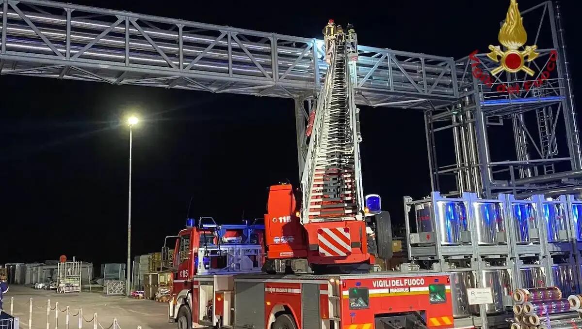 Incendio all'alba: prende fuoco una tubatura di un'azienda -