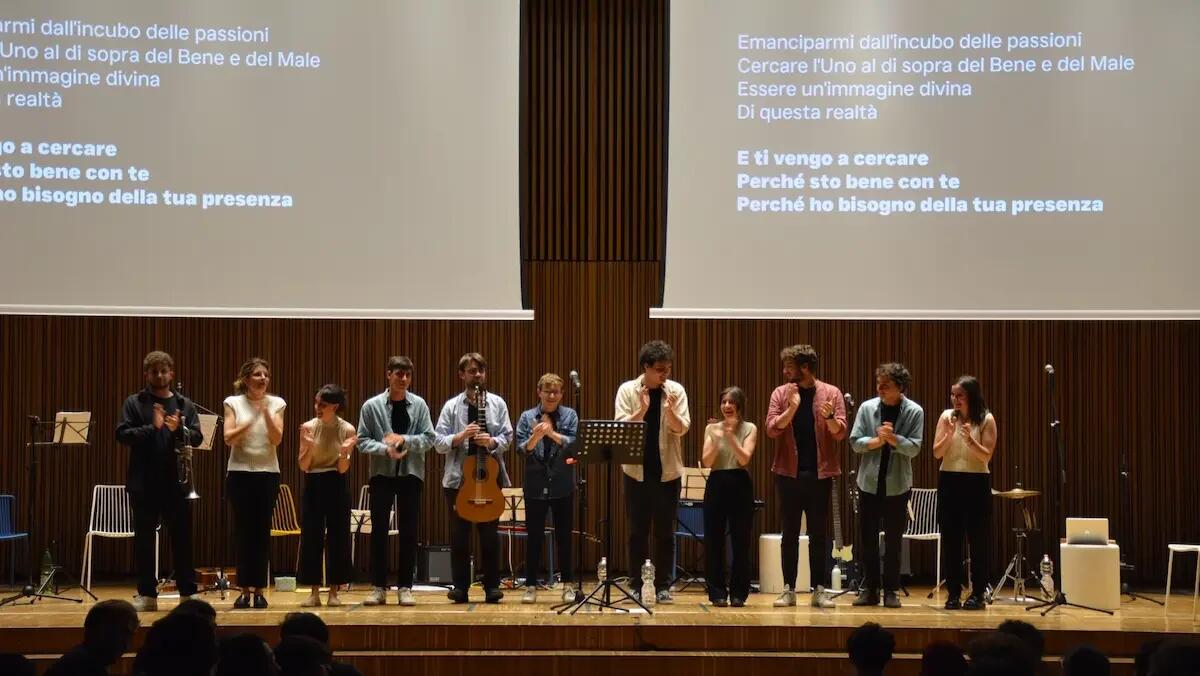 Cerco solo un sussurro: uno spettacolo per riflettere sulla solitudine degli studenti - 