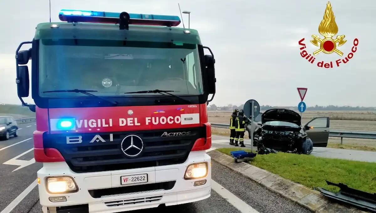 Violento scontro tra due auto: un ferito rimane intrappolato nell'abitacolo - 