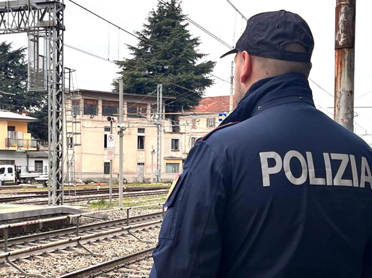 Bologna, ragazzino aggredisce capotreno facendogli saltare due denti - 