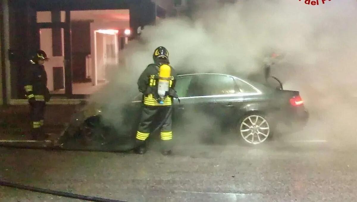 Nota il fumo dall'auto e scende, in pochi secondi scoppia l'incendio - 