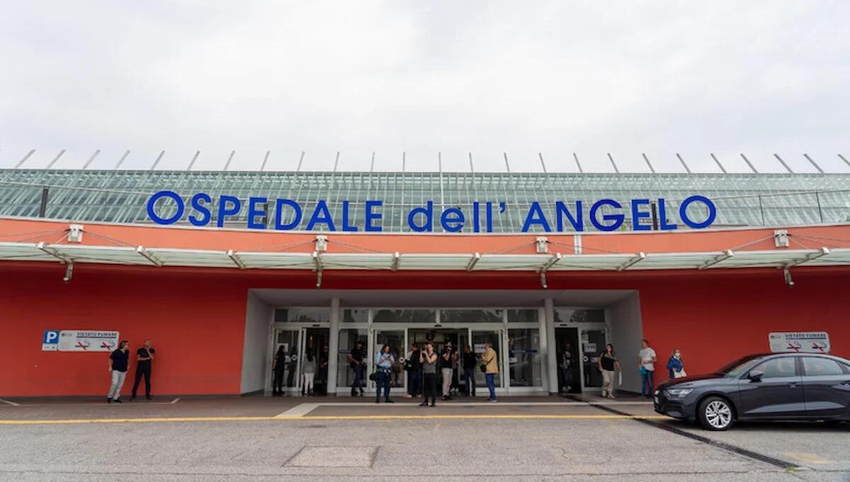 Attimi di panico in Pronto Soccorso: senzatetto perde il controllo e scaglia una sedia contro il vetro della guardiola, arrestato - 