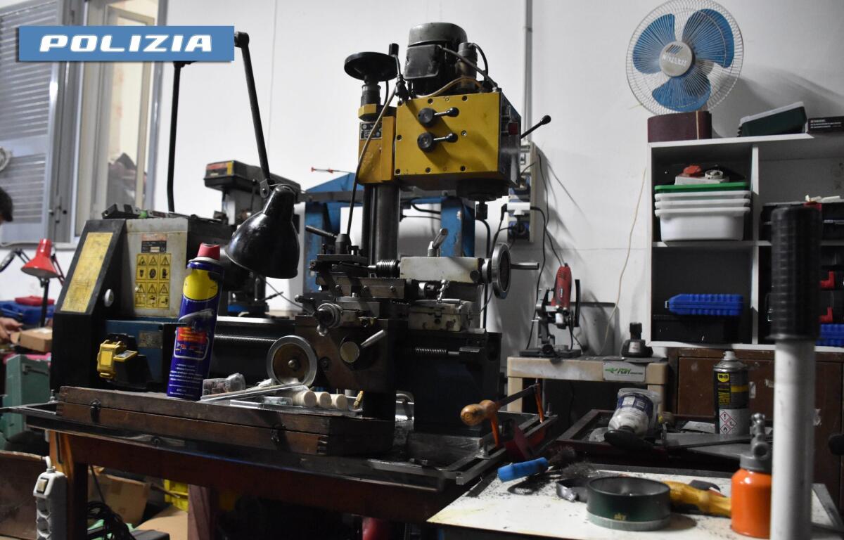 Scoperta officina clandestina a Napoli: trasformavano pistole giocattolo in armi vere - 